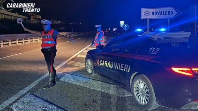 Folle inseguimento sulla SS47: ubriaco al volante con munizioni a bordo