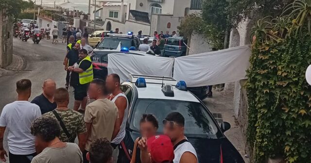 Ultim’ora: spari in strada a Ischia, folla terrorizzata. Ci sono morti