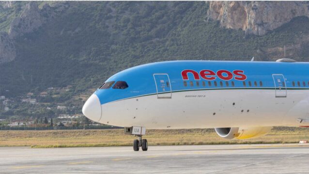 Infarto sul volo Palermo-New York, donna muore in aereo: comandante costretto all’atterraggio d’emergenza