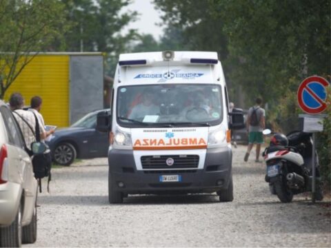 Furgone in manovra investe e uccide bimbo di 2 anni mentre gioca