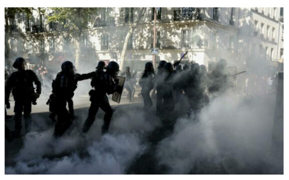 Scontri alla manifestazione contro l’austerity a Parigi: oltre 180 fermi, 11 poliziotti feriti
