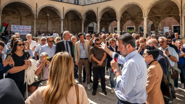 Salvini contestato ad Ascoli per il sostegno a Israele, il vicepremier sbotta: “Fate pena e tenerezza”