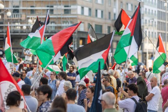 Sciopero nazionale pro-Gaza, scontri tra manifestanti e polizia: guerriglia a Milano