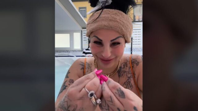 Rita De Crescenzo multata per un video postato contro un ristorante, lei replica: “Conto salato e ho mangiato male”