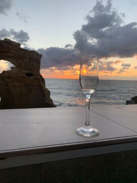 Aperitivo al Tramonto con Seneca: Sole Ricevimenti firma un’esperienza di alta cucina a Villa Vazia a Bacoli