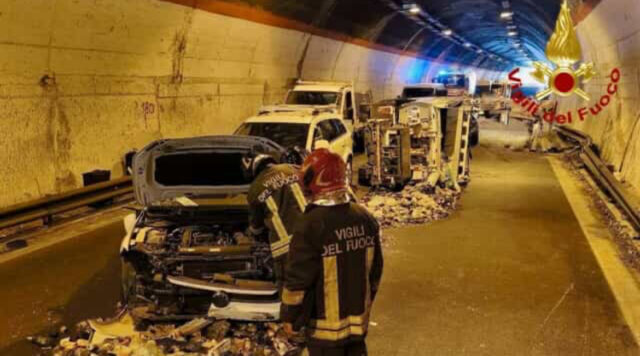 Maxi incidente in galleria: 11 auto coinvolte, otto feriti e traffico paralizzato