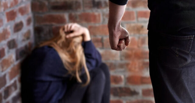 Studentessa denuncia: “Violentata nel bagno di servizio di un locale da un dipendente”