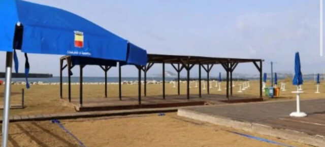 Rissa durante una partita di pallavolo in spiaggia: 8 giovanissimi denunciati