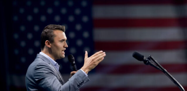 Omicidio Charlie Kirk: ripreso il killer, è caccia all’uomo