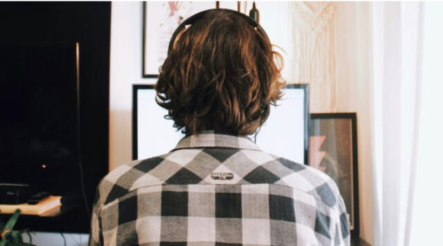 Ubriaca, morde e picchia il figlio 13enne: “Il ragazzo vomitava dall’ansia e si voleva suicidare”