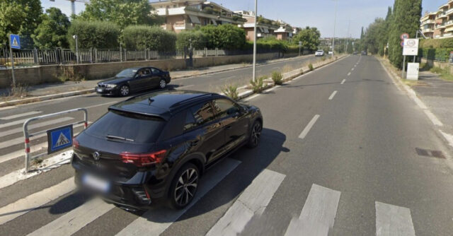 Attraversa la strada e viene investito: 23enne in codice rosso