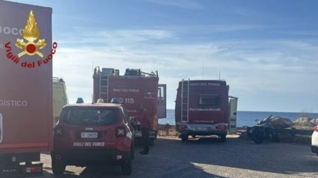Tragedia in vacanza, turista scompare nel nulla e viene ritrovato senza vita sulle rocce