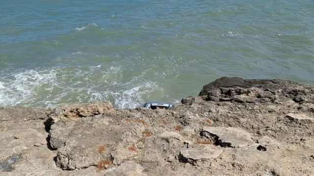 Finisce in acqua con l’auto e non riemerge più : morta una ragazza di 20 anni