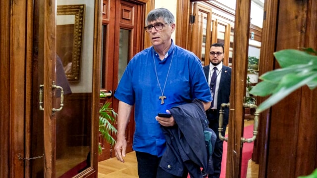 Consegna un proiettile a don Patriciello durante la comunione: uomo fermato dalle forze dell’ordine