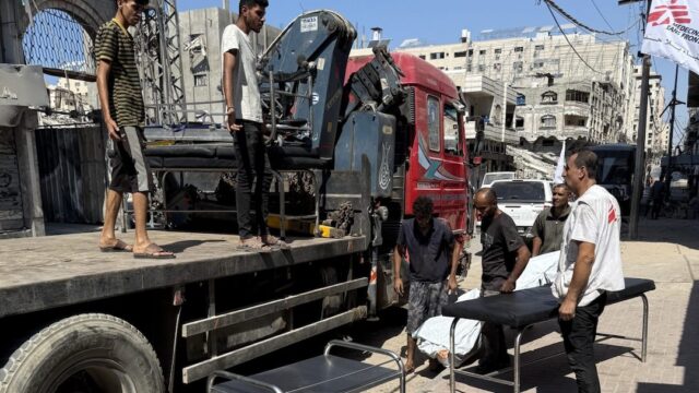 Medici senza Frontiere sospende le sue attività a Gaza City: “Carri armati a meno di 1 chilometro dagli ospedali”