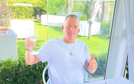 Tragedia a Napoli: uomo trovato senza vita in casa, fermata la moglie