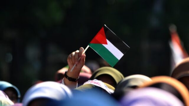 Napoli blindata per l’arrivo dell’ex premier israeliano: tensioni e proteste con bandiere palestinesi