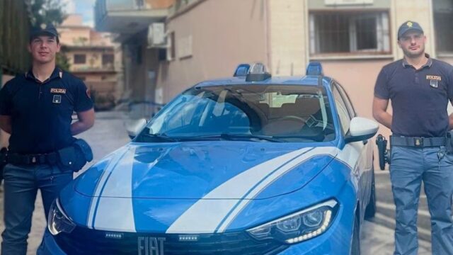 Bimbo soffoca in auto: due agenti scortano il padre fino all’ospedale e gli salvano la vita