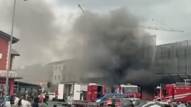 Nube tossica su Rovato: palazzina in fiamme, allarme salute