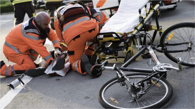 Grave incidente stradale, scontro tra un’auto e una bicicletta: ciclista in fin di vita
