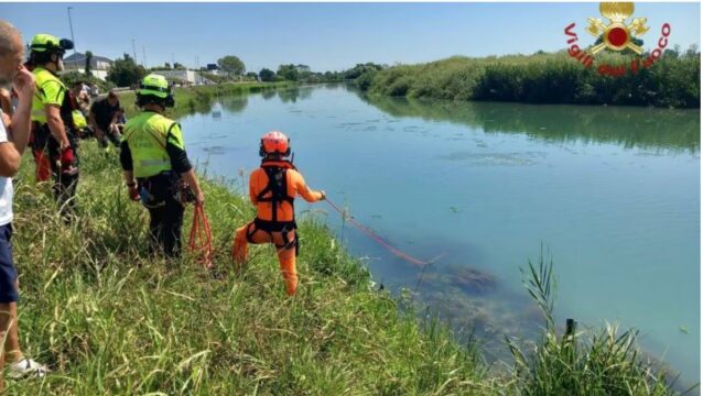 Si tuffa nelle acque del fiume Sile per recuperare un pallone: 22enne muore annegato