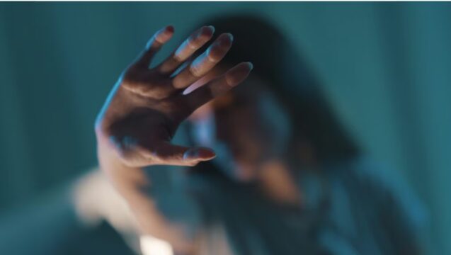 Stupro di gruppo, al setaccio i cellulari dei 5 giovani italiani: “Violenza ripresa in un video”