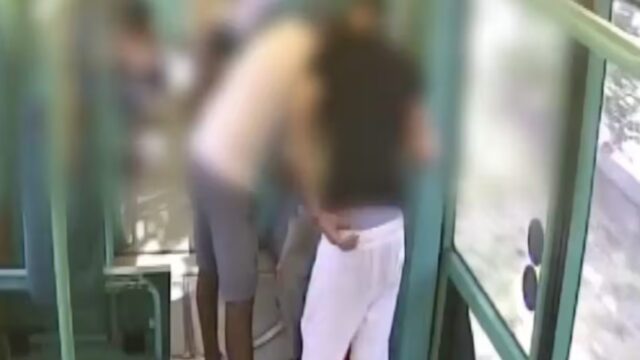 Uomo ipovedente rapinato e scaraventato dal tram: arrestati 2 uomini