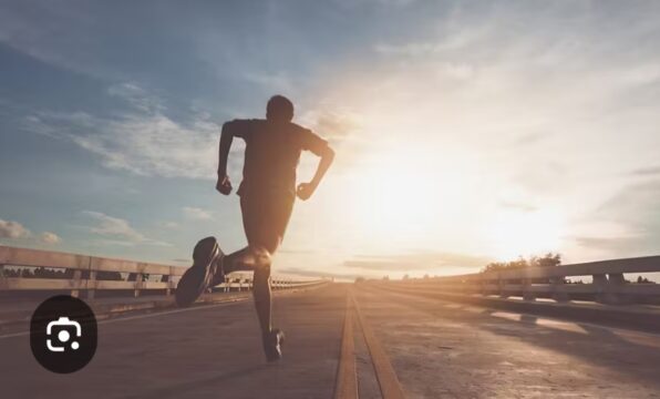 Runner di 62 anni colpito all’occhio da un uovo, l’aggressione è stata ripresa da un cellulare