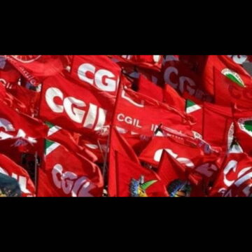 Una donna di 55 anni con un tumore viene licenziata “mancanza di lavoro”, la denuncia di Cgil, l’azienda assume altre persone