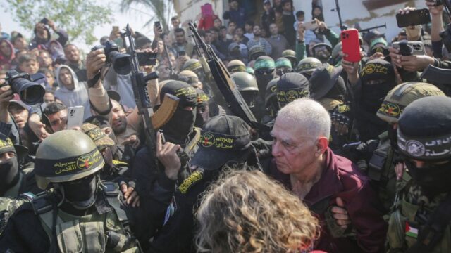 Hamas ha rilasciato i primi sette ostaggi alla Croce Rossa