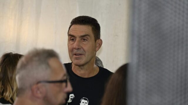 Vannacci contestato al Remigration Summit: “Fuori i fascisti da Livorno: free Palestine”