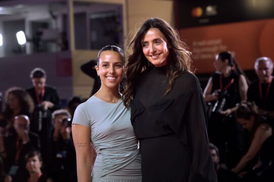 “Paga o pubblico le tue foto nuda”: ricattata Jolanda Renga, la figlia di Ambra Angiolini