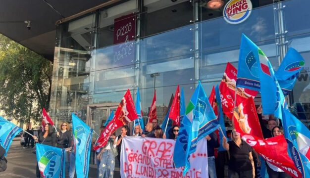 Chiude dopo 28 anni uno storico Burger King: licenziati 30 lavoratori, esplode la protesta