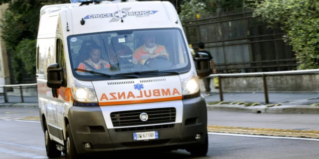 Travolta dall’auto del marito durante una manovra: anziana in condizioni gravissime