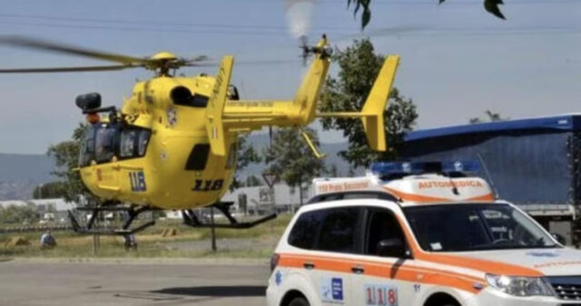 Perde un arto con la sega circolare mentre taglia la legna, poi va a casa guidando un trattore