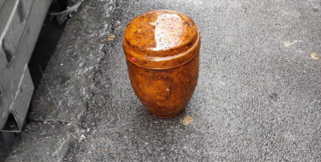 Macabra scoperta : urna funeraria con resti umani trovata vicino ai rifiuti