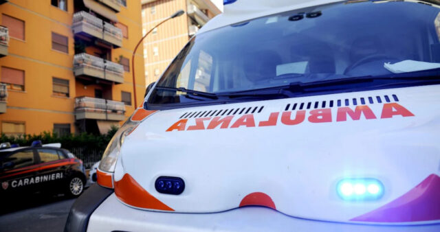 Tragedia familiare: trovati morti padre, madre e figlia in casa