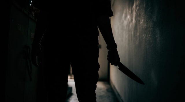 39enne ucciso a coltellate in strada, killer in fuga