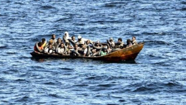 Barchino di migranti affonda in mare aperto: almeno 40 le vittime, tra loro anche neonati