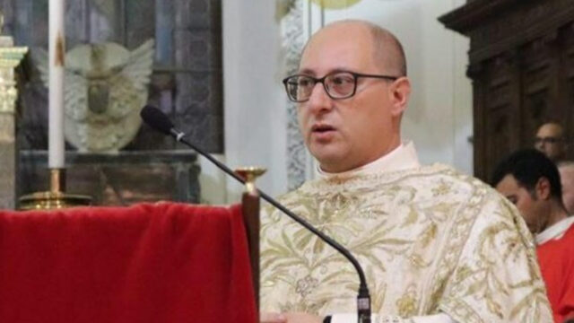 Entra in chiesa per confessarsi ma ha un coltello nel marsupio: prete ferito all’addome, fermato il responsabile