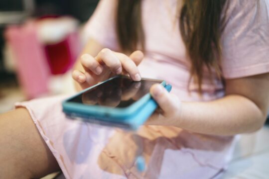 Niente social per gli under 14, arriva la stretta della Lega: “Vietati TikTok, Instagram e Whatsapp”