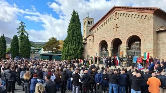 Commemorazione della Marcia su Roma, oltre mille saluti romani a Predappio e il rito del “presente”