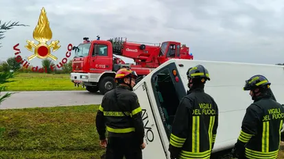 Scontro tra bus di studenti e auto: morto 85enne alla guida con la patente scaduta