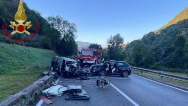 Gravissimo incidente frontale tra due auto, una prende fuoco: morte due persone, grave un 19enne
