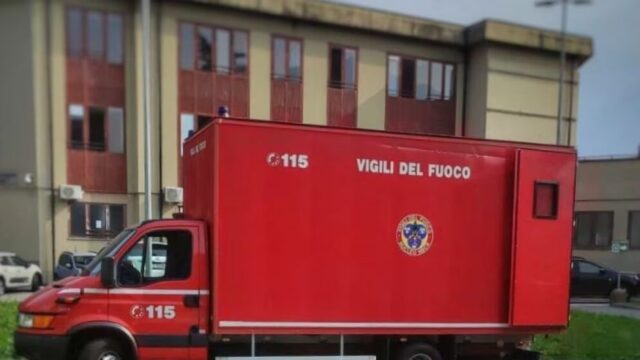 Spruzzano spray al peperoncino in classe: soccorsi 24 studenti e 2 docenti, scuola evacuata