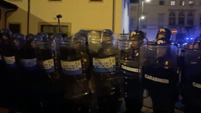 Scontri al corteo Pro Pal prima di Italia-Israele: poliziotti in tenuta antisommossa, usati idranti