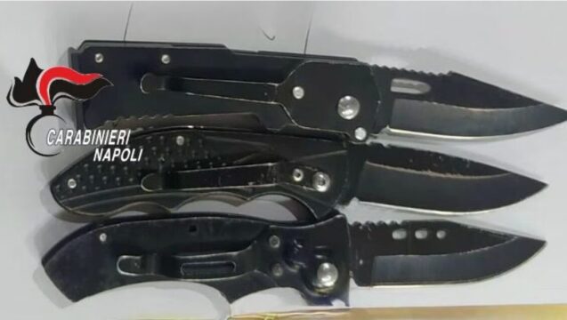 Tre ragazzini in classe con i coltelli: arrivano i carabinieri nella scuola