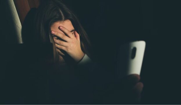 Violentano una 12enne e diffondono il video su Whatsapp, un papà denuncia: “Inviato anche a mia figlia”