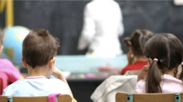 Bimbo di 6 anni maltrattato dalla maestra: “Lo legava alla sedia per farlo stare fermo”