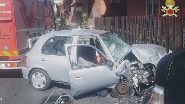 Perde il controllo dell’auto e si schianta contro un muro: uomo muore sul colpo, tragedia